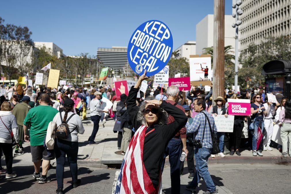 Milhares saem à rua em Los Angeles para defender mulheres e protestar contra Trump