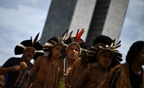 Indígenas protestam contra violência e por demarcação de terras na capital do Brasil