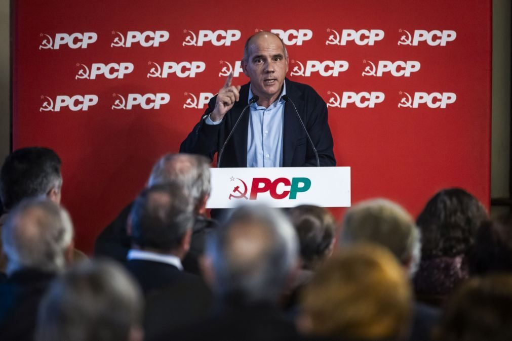 Líder do PCP critica Governo por privatizar centros de saúde na