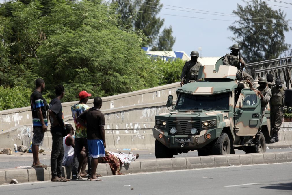 Corpo de jovem baleado carregado para estrada em Maputo em protesto contra a polícia