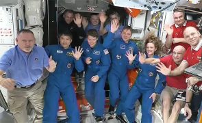 Astronautas retidos no espaço durante nove meses regressaram à Terra em segurança