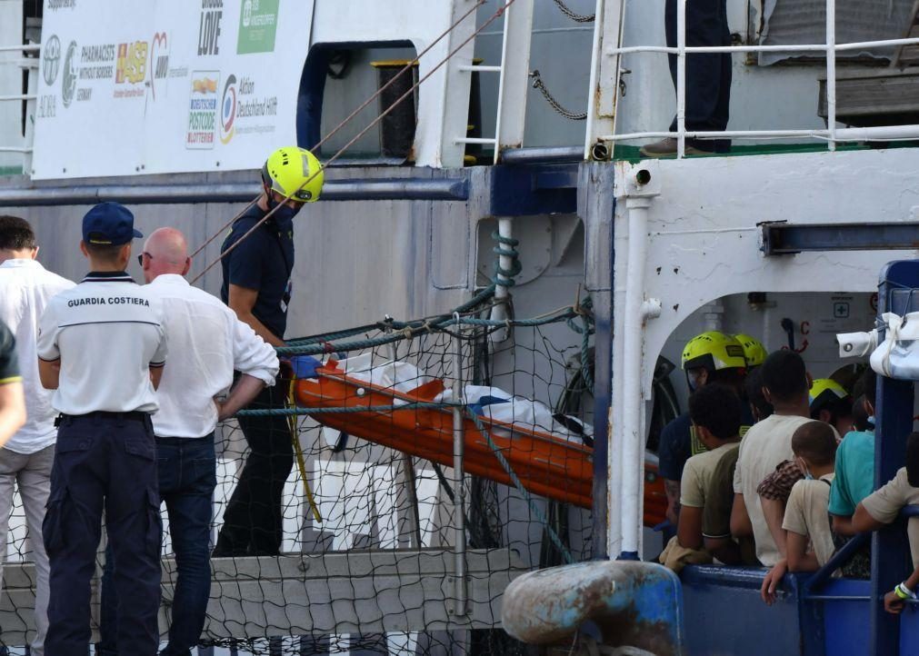 Seis mortos e 40 desaparecidos num naufrágio de migrantes em Itália