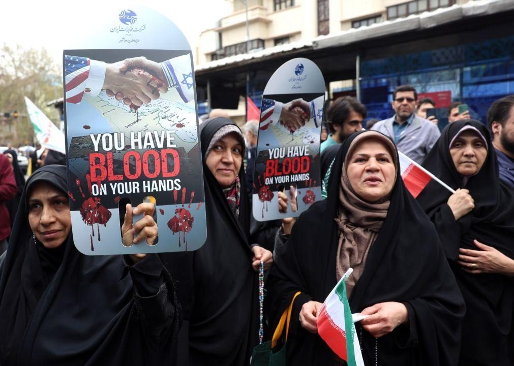 Milhares de iranianos gritam nas ruas