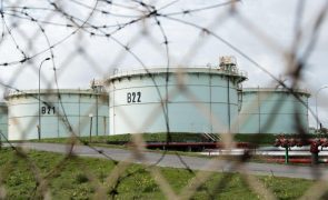 Barril de petróleo Brent cai quase 8% e negoceia abaixo de 65 dólares
