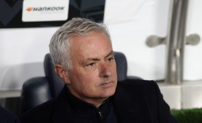 Mourinho suspenso por três jogos por agressão a técnico do Galatasaray