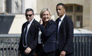 Marine Le Pen garante que não vai desistir e denuncia 
