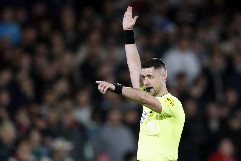 Árbitros vão usar câmaras no Mundial de Clubes e punir perda de tempo de guarda-redes