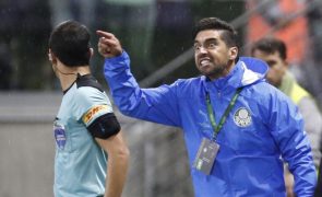 Palmeiras vence dérbi com Corinthians e lidera 'Brasileirão'