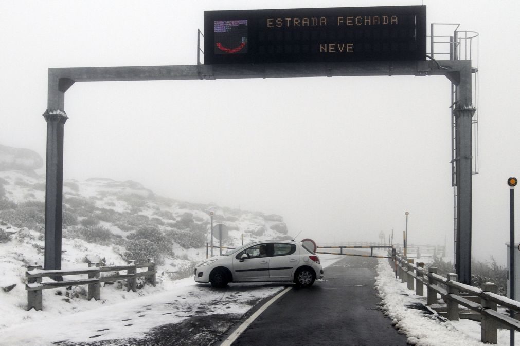 Acessos à Torre na Serra da Estrela encerrados devido à queda de neve