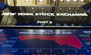 Wall Street fecha em baixa forte com aviso da Fed e limitação aos semicondutores