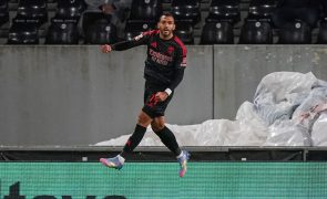 Benfica vence em Guimarães e mantém-se 'colado' ao Sporting no topo