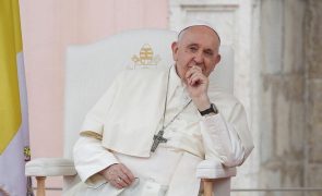 Papa Francisco - A mulher que quebrou o protocolo para dizer adeus ao Santo Padre