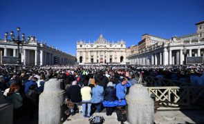 Milhares despedem-se de Francisco e muitos lamentam não existir procissão por Roma