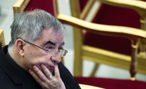 Cardeal italiano condenado por fraude renuncia à presença no Conclave