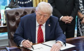 Trump assina ordem para evitar acumulação de tarifas a fabricantes de automóveis