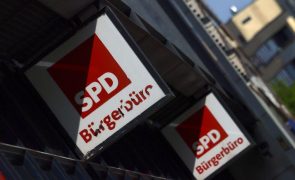 Sociais democratas alemães aprovam coligação governamental com a CDU