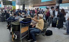 Passageiros devem contactar companhias sobre bagagem antes de ir para o aeroporto