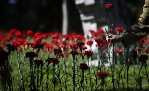 Primeiro-ministro assinala 25 de Abril e 1.º de maio com jardins de São Bento abertos