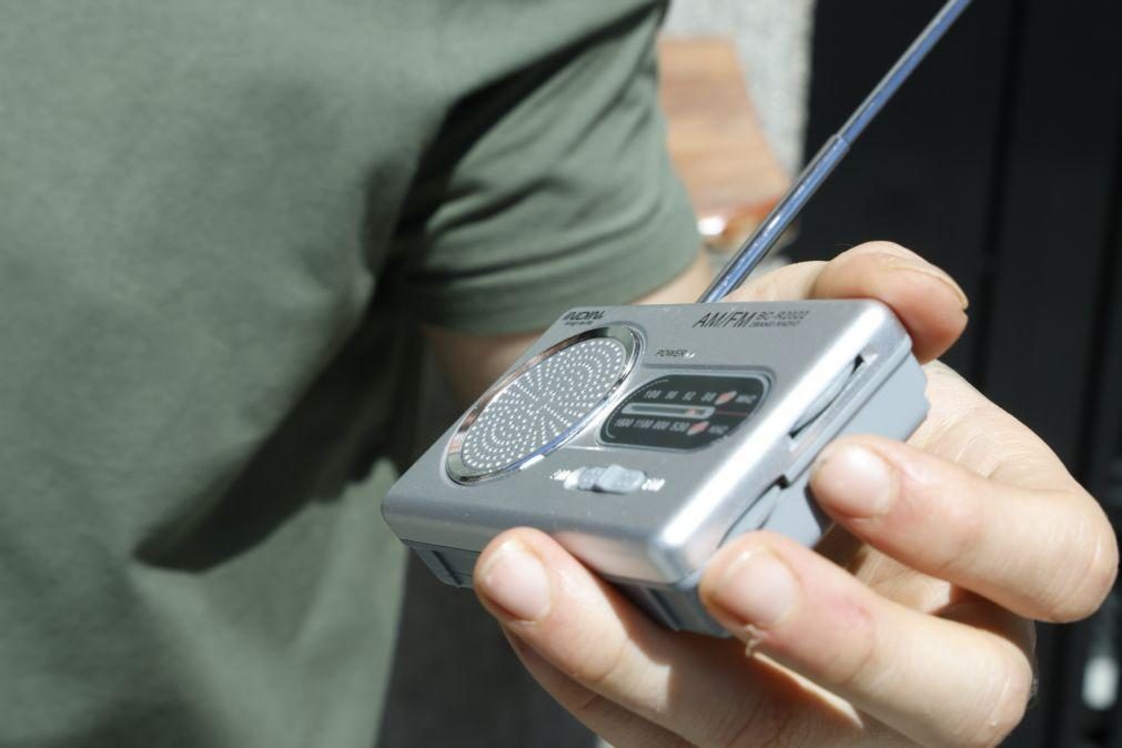 Procura por rádios disparou 4.594% e por powerbanks 1.728% durante apagão