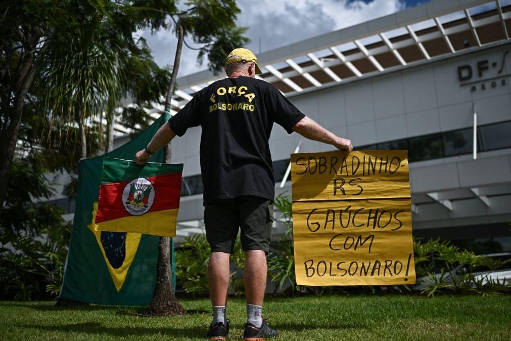 Bolsonaro saiu dos cuidados intensivos mas ainda sem data para alta médica