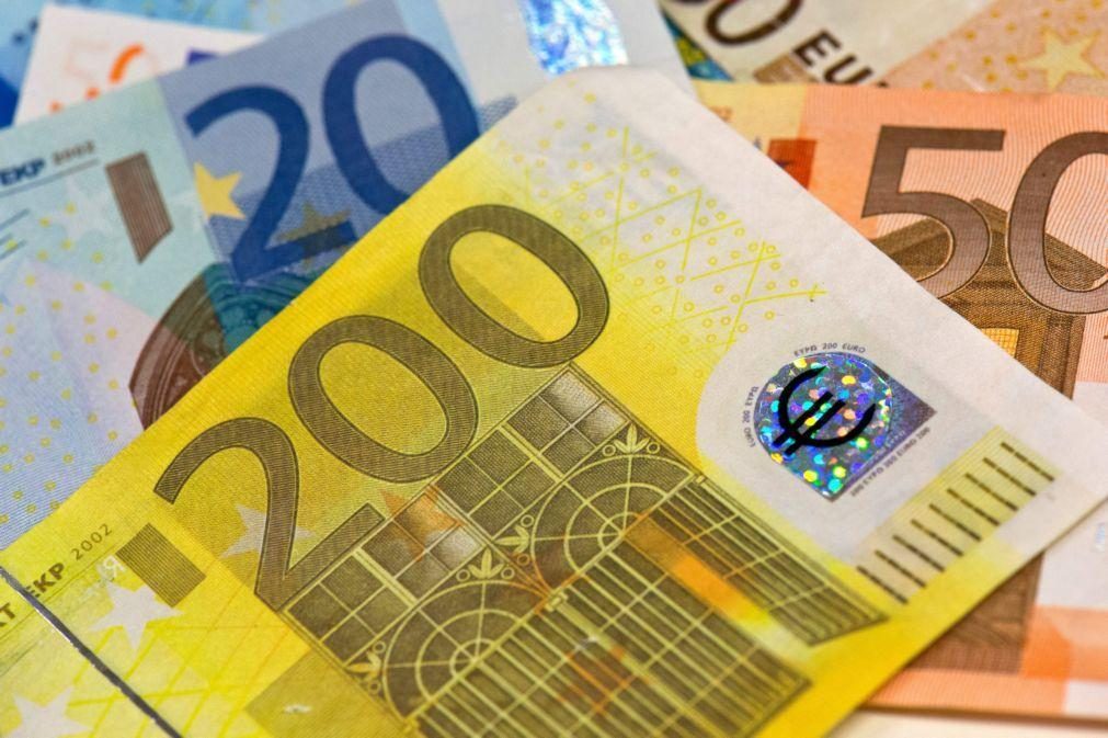 Euro sobe face ao dólar após três sessões a perder
