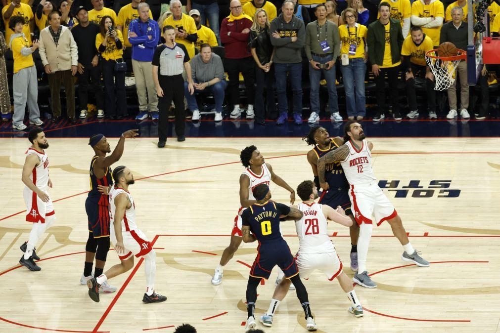 Rockets vencem na casa dos Warriors e forçam 'negra' nos play-offs da NBA