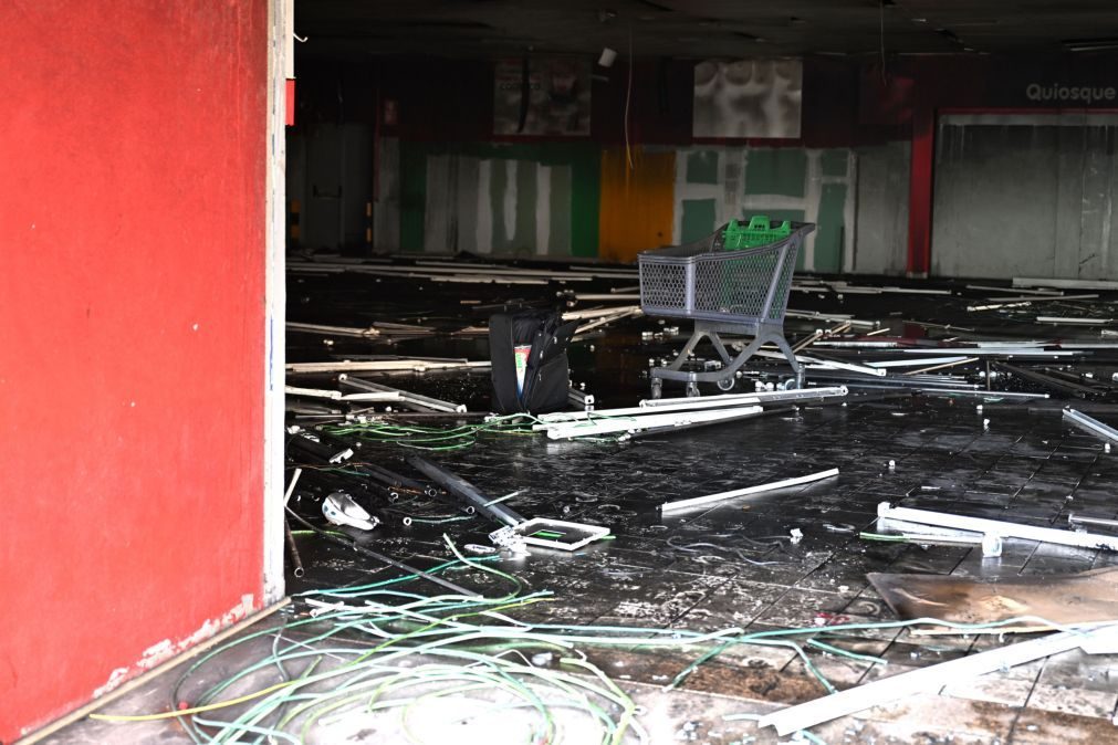 Incêndio em edifício devoluto em Matosinhos resolvido e meios desmobilizados