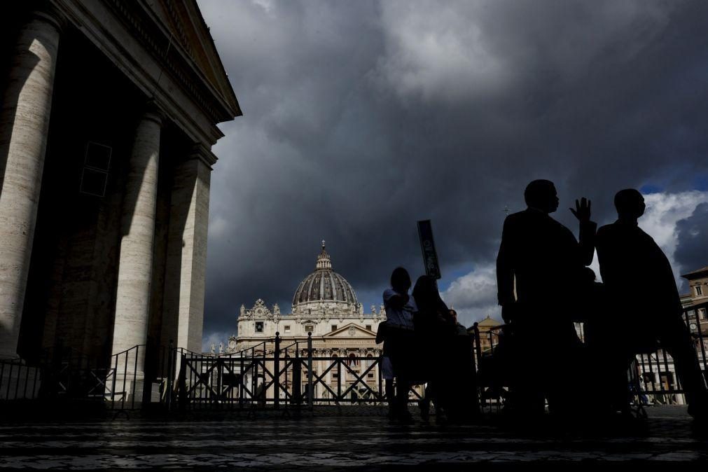 Primeiro sinal de fumo do conclave papal esperado a partir das 19:00 de quarta-feira
