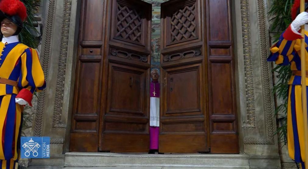 Portas fechadas, cardeais iniciam formalmente a escolha do novo papa