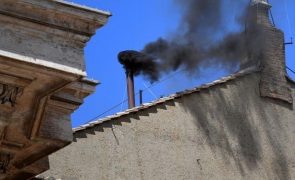 Conclave: Fumo negro na chaminé do Vaticano no início do segundo dia de votação