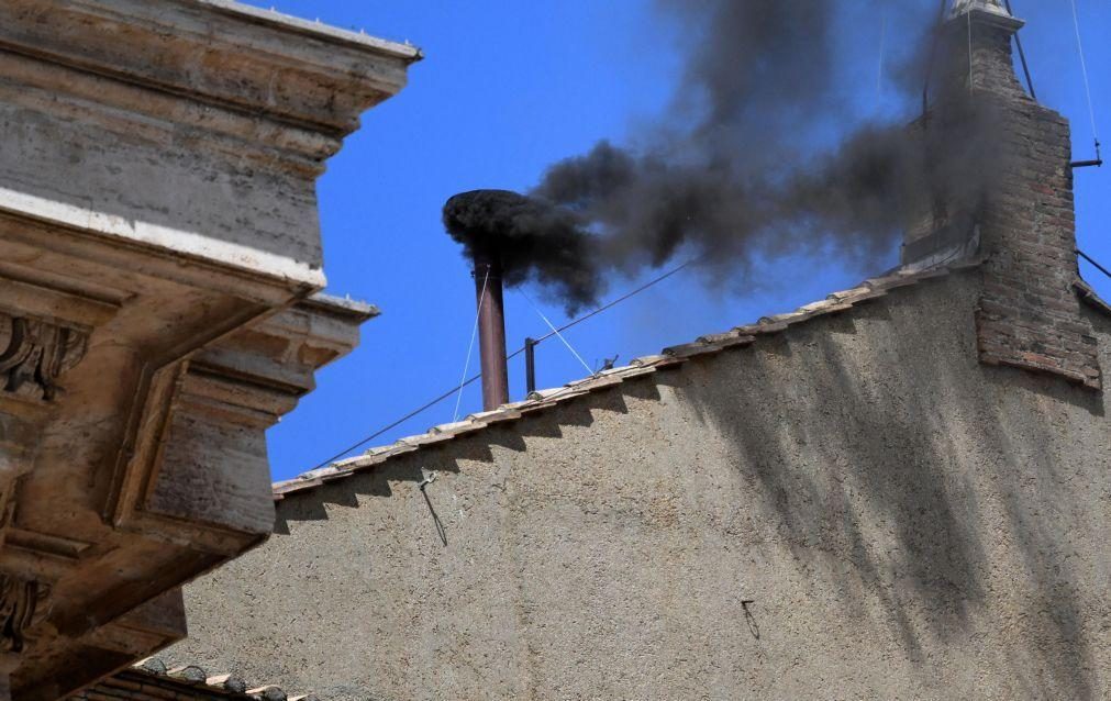 Conclave: Fumo negro na chaminé do Vaticano no início do segundo dia de votação