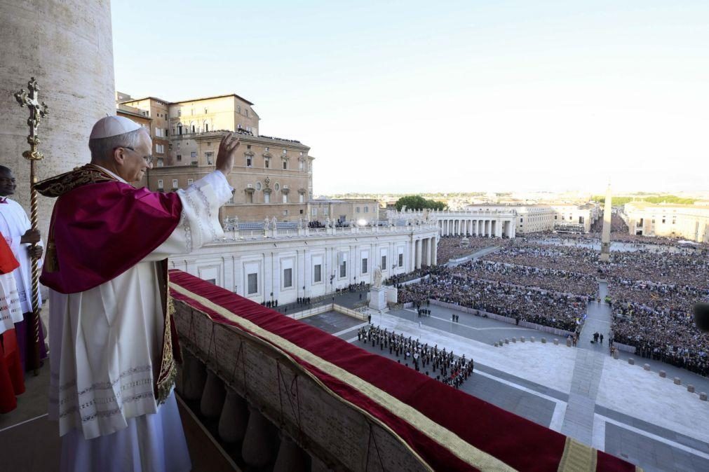 Leão XIV agradece a papa Francisco e pede ajuda para