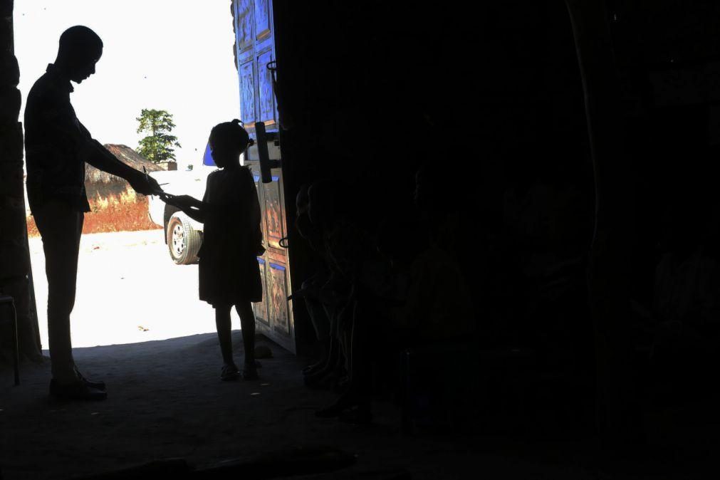 Angola tem défice de mais de 2.500 escolas e 60 mil professores