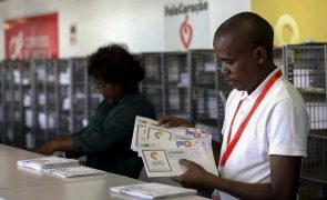 Centenas de boletins para voto postal aguardam eleitores nos Correios de Angola