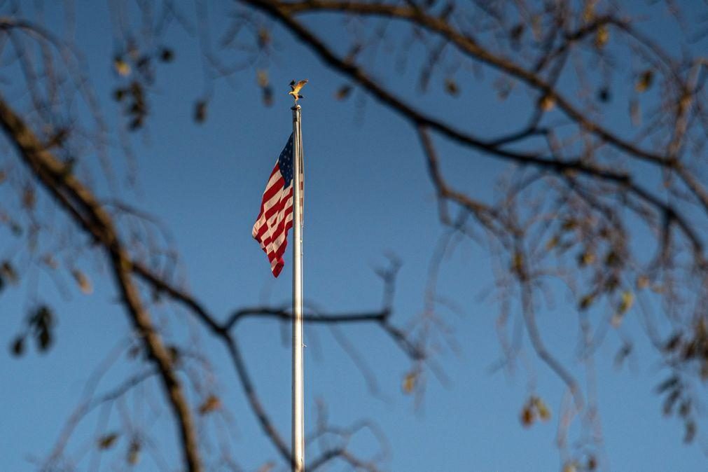 Justiça dos EUA bloqueia temporariamente plano de despedimentos em massa de Trump