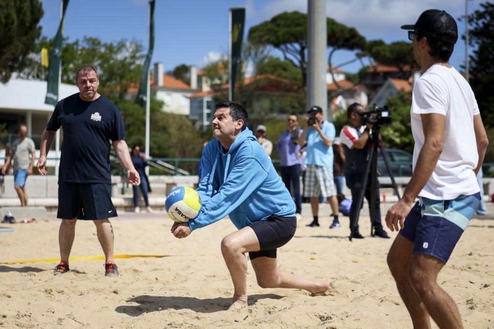 Rocha em jogo de vólei de praia promete acolher na sua quadra quem quiser mudança