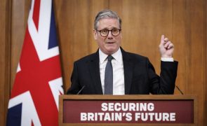 PM britânico anuncia medidas para reduzir imigração perante popularidade dos populistas