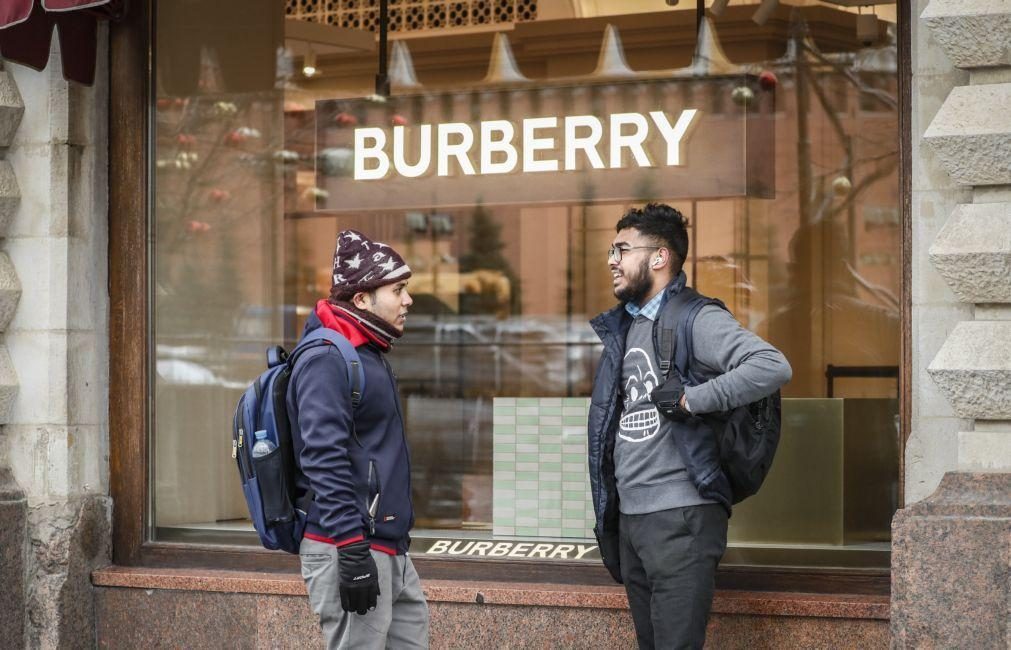 Burberry vai cortar 1.700 empregos em todo o mundo