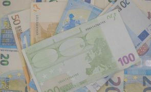 Euro volta a subir e aproxima-se de 1,12 dólares
