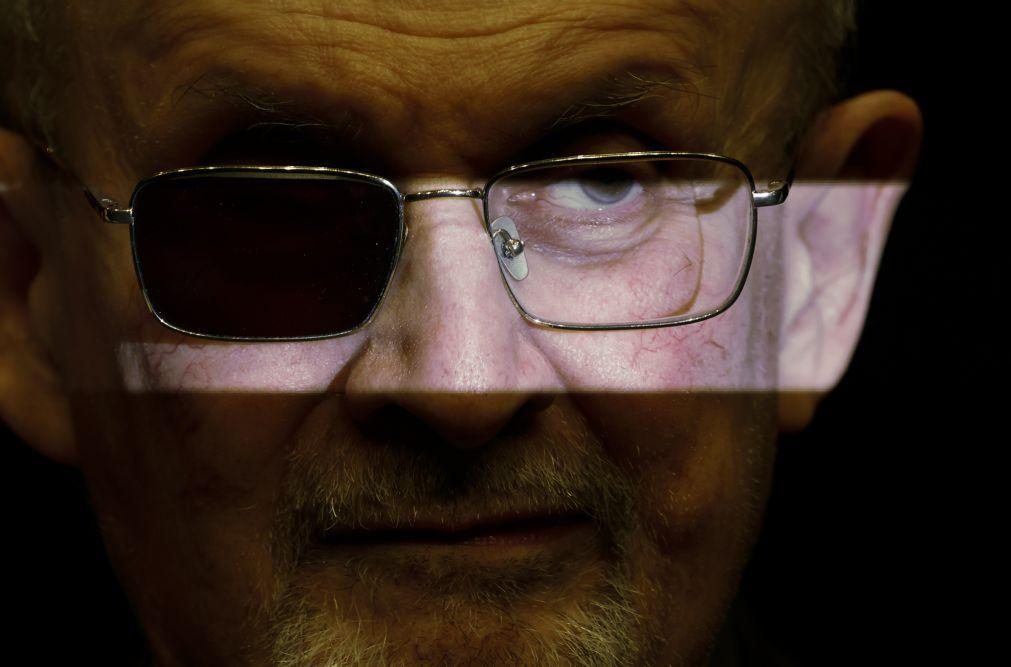 Agressor de Salman Rushdie condenado a 25 anos de prisão efetiva