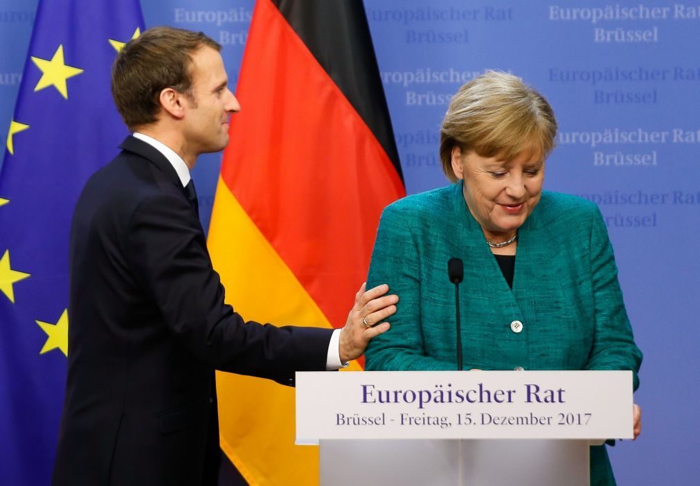 Ao lado de Merkel, Macron diz que França