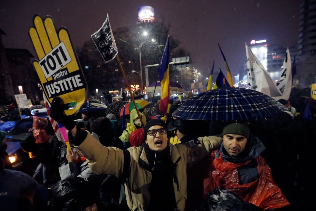 Mais de 30.000 romenos na rua para dizer