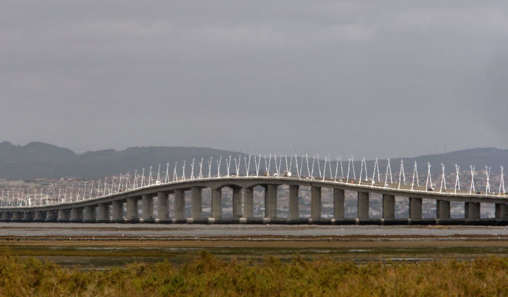 Autocarro destruído pelas chamas perto da Ponte Vasco da Gama