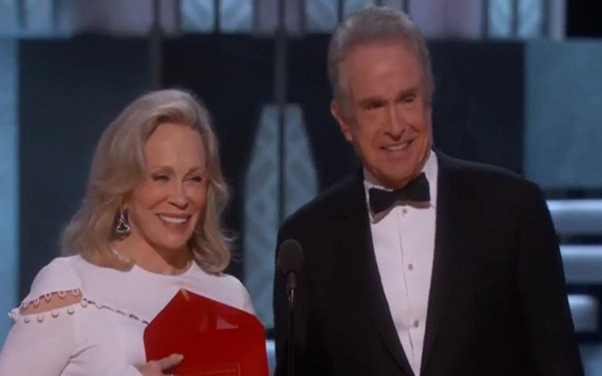 Faye Dunaway e Warren Beatty Depois da bronca do ano passado a dupla de Bonnie and Clyde volta a apresentar os Oscars