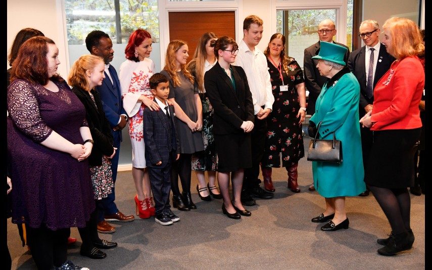 Conhecer a Rainha Isabel II? Nop. Menino de nove anos foge de gatas