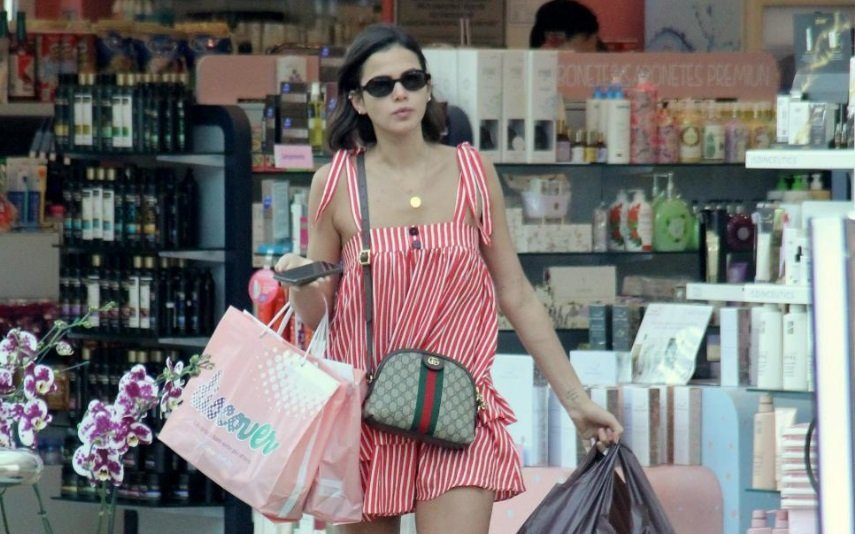 Bruna Marquezine exibe bolsa de 1500 euros no Carnaval