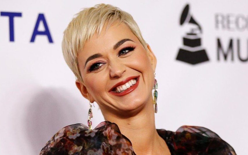 Katy Perry surpreende. Depois do candelabro, cantora veste-se de... hambúrguer