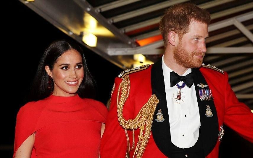 Biografa do príncipe Harry arrasa casal real no dia do Megxit