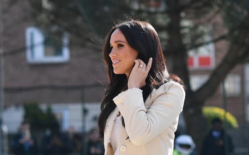 Meghan faz aparição surpresa Despedida com direito a look sensação [vídeo]