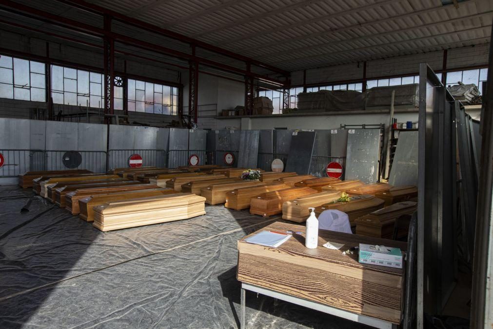 Covid-19. Há centenas de cadáveres em casa à espera de funeral